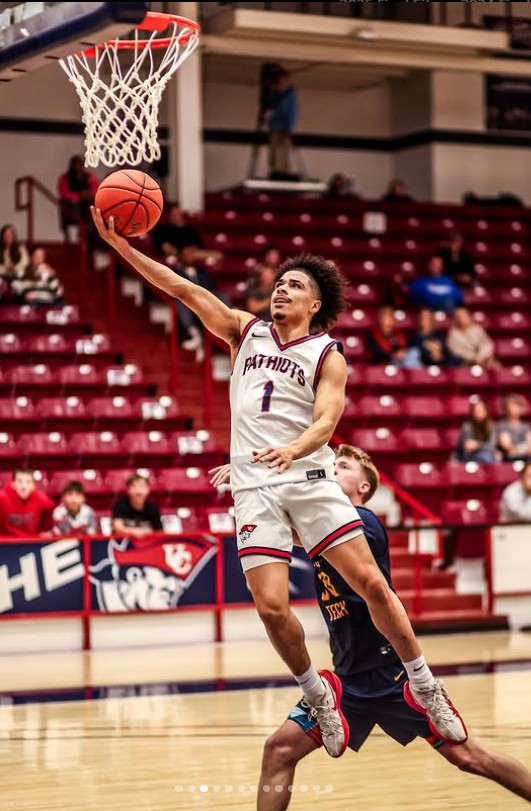 Men's Basketball Stays Perfect On The Road